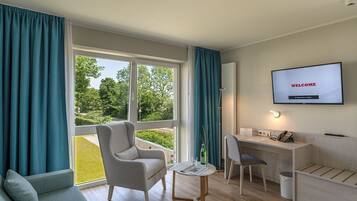 2 bedrooms, hypo-allergenic bedding, minibar, in-room safe