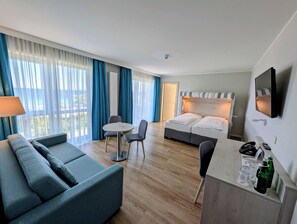 Familjerum | Allergitestade sängkläder, minibar och värdeförvaringsskåp på rummet
