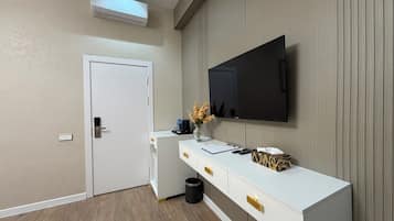 Deluxe Double Room, Balcony | In-room safe, desk, rollaway beds, free WiFi