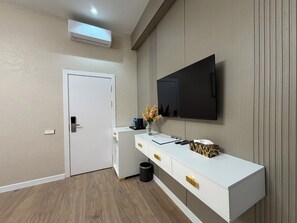 Quarto casal luxo, sacada | Cofres nos quartos, escrivaninha, camas extras/dobráveis (sobretaxa)