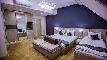 Deluxe Triple Room | In-room safe, desk, rollaway beds, free WiFi