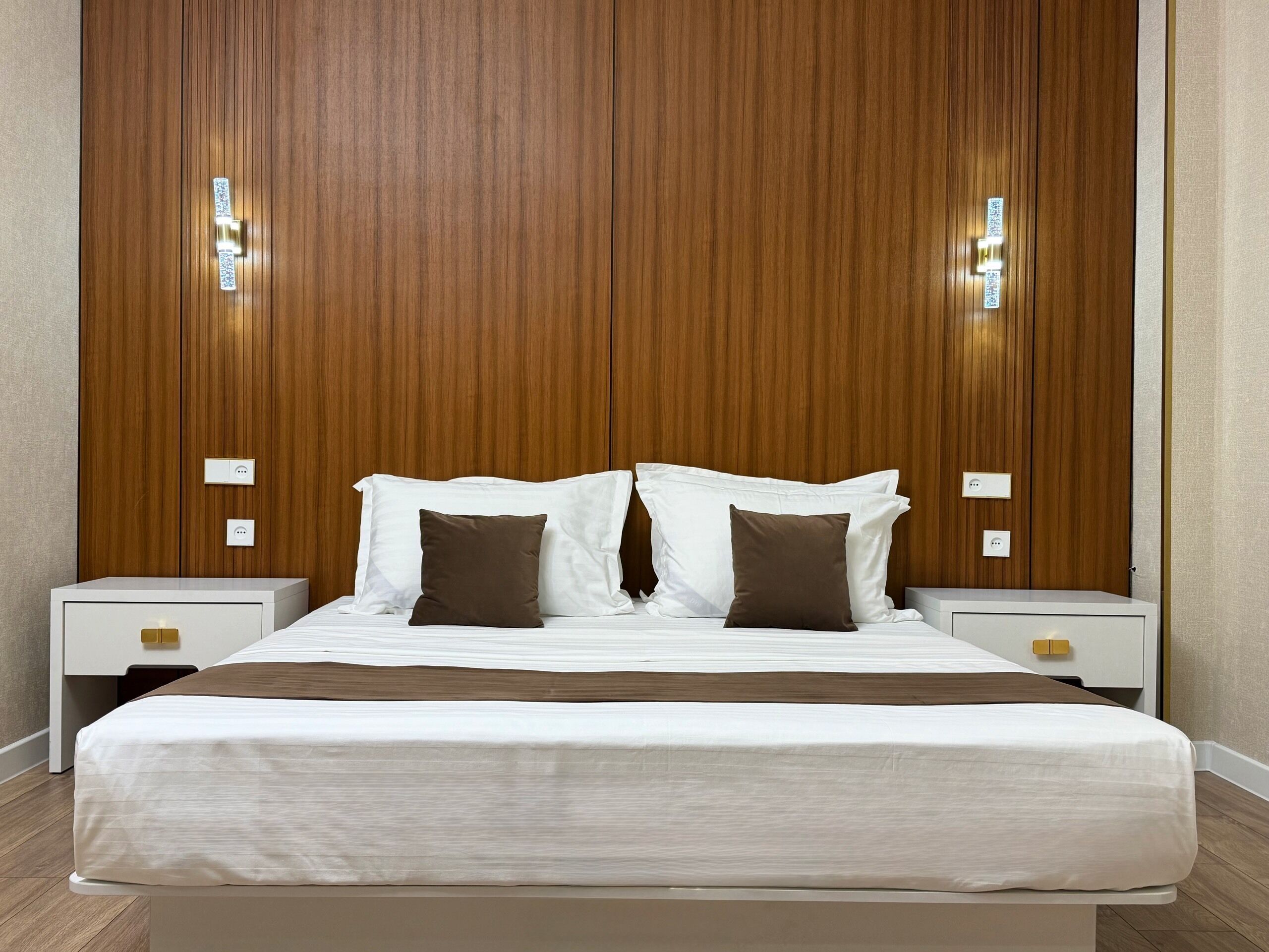 コンフォート ダブルルーム | セーフティボックス (室内)、デスク、可動式ベッド、WiFi (無料)