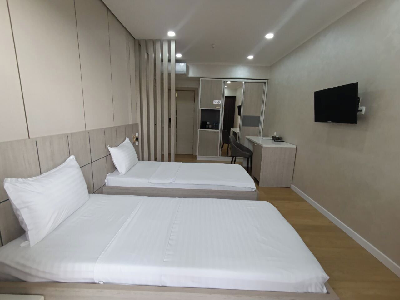 スタンダード ツインルーム バルコニー | セーフティボックス (室内)、デスク、可動式ベッド、WiFi (無料)