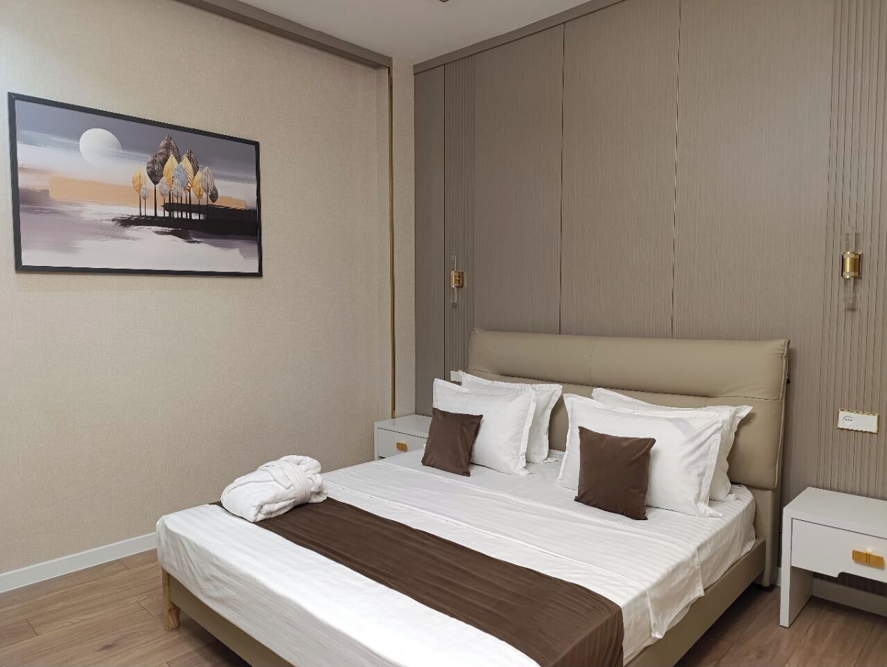 デラックス ダブルルーム バルコニー | セーフティボックス (室内)、デスク、可動式ベッド、WiFi (無料)