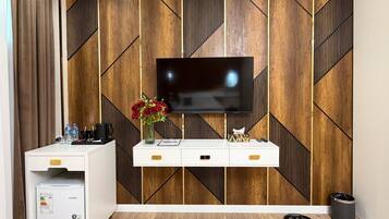 Caja de seguridad en la habitación y escritorio