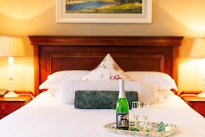 Premier Room (Cape Dutch) | Bar mini, peti besi dalam bilik, dihias secara berasingan 