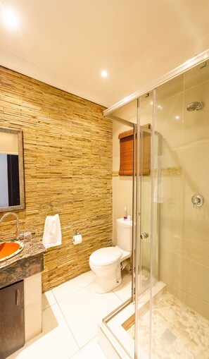 Executive Room (Safari) | Bathroom | Free toiletries, towels, soap, shampoo