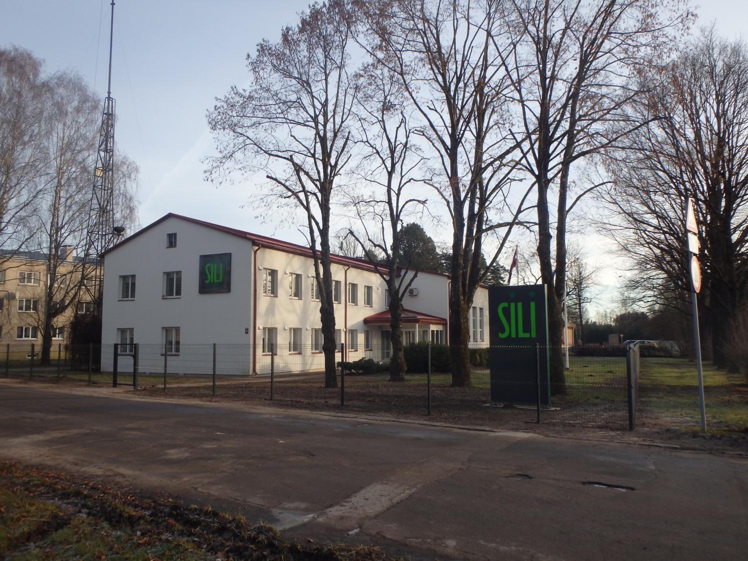 Een gebouw met een bord waarop 