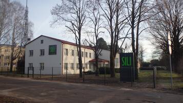 Een gebouw met een bord waarop