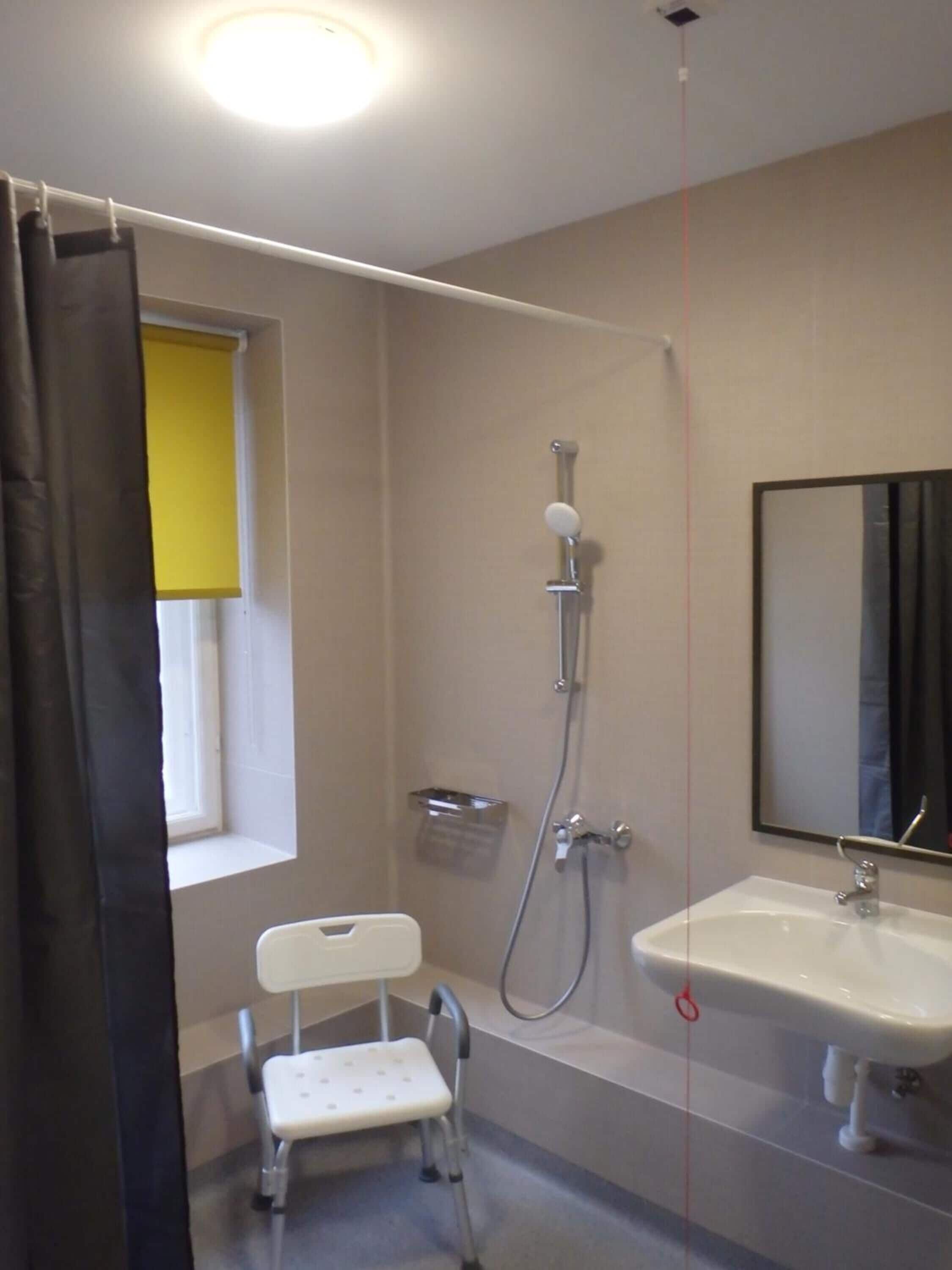 Een douche, handdoeken, zeep, toiletpapier