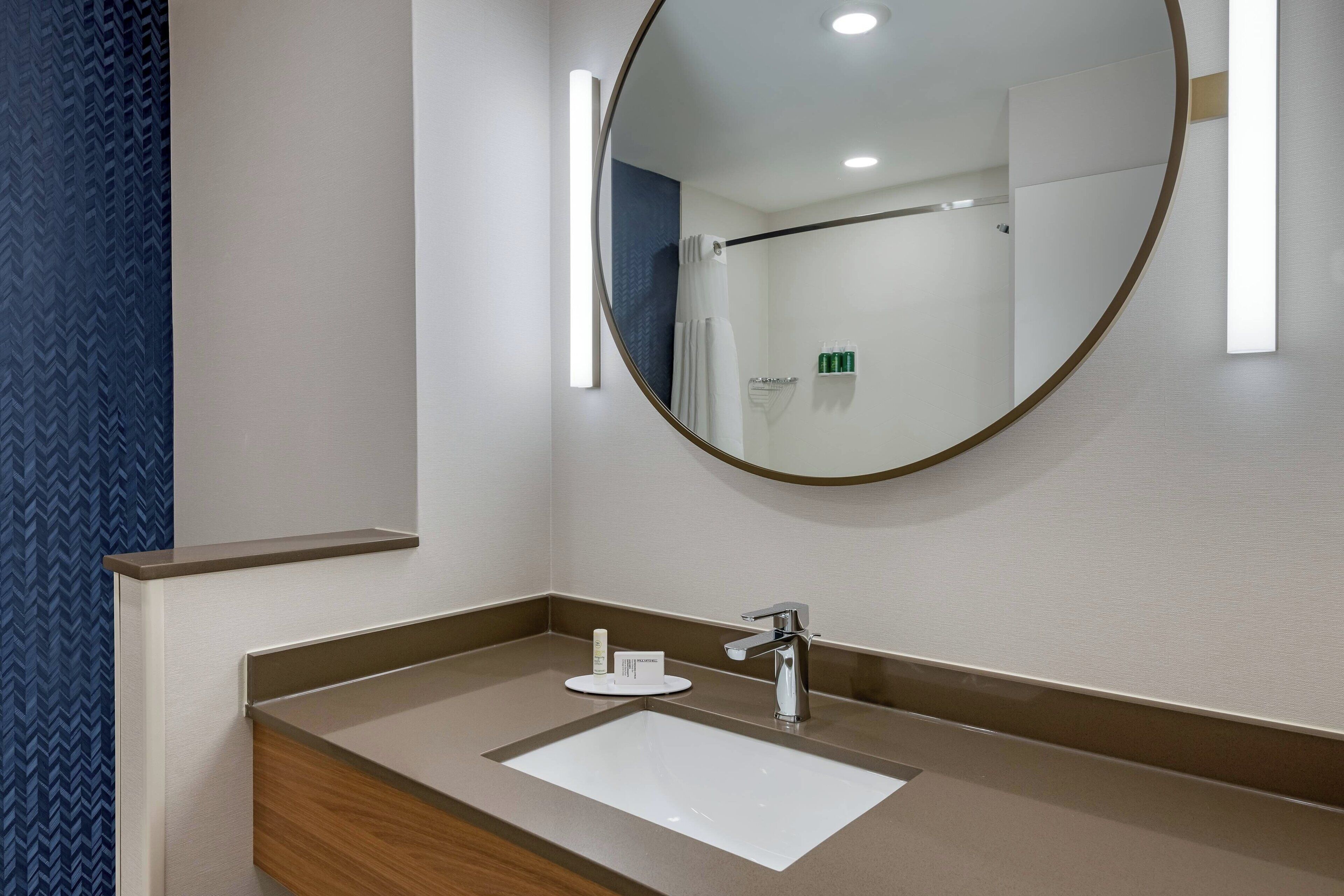 combined shower/bathtub, free toiletries, hair dryer, towels