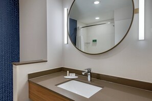 Combined shower/tub, free toiletries, hair dryer, towels