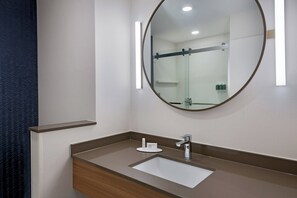 Combined shower/bathtub, free toiletries, hair dryer, towels