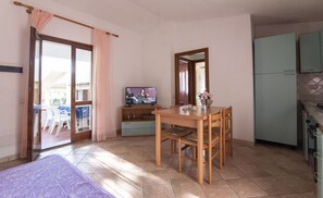 Comfort-Apartment, 1 Schlafzimmer, Terrasse (Tridente) | Wohnbereich | Fernseher