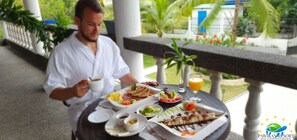 Outdoor dining - The Pawikan Resort Moalboal (Moalboal)