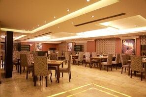 Breakfast, lunch and dinner served - Strand Hotel (Amman)