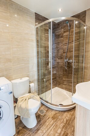 Combined shower/tub, bidet, towels, soap - Creta  Galini  House (Chania Creta)