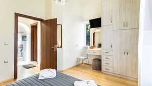 A bedroom with a bed, a desk, a chair, and a wardrobe. - Creta  Galini  House (Chania Creta)