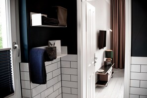Suite, Bebas Asap Rokok, dapur kecil (Logier 1) | Kamar mandi | Shower, pengering rambut, handuk, dan tisu toilet