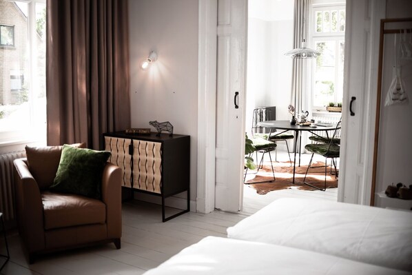 Minibar, cortinas blackout, wifi gratis y ropa de cama