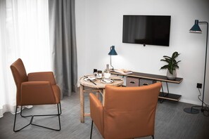 Double Room (Logier 6) | Living area | 32-inch LED TV with satellite channels, TV - Logierhaus M (Esens)