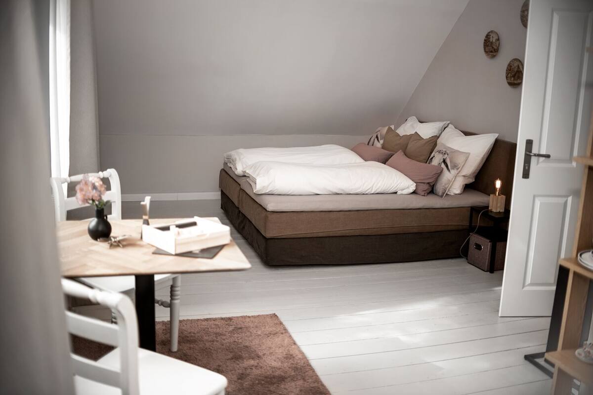 Double Room (Logier 4) | Minibar, blackout drapes, WiFi (free), bed sheets