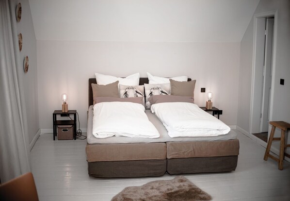 Double Room (Logier 3) | Minibar, blackout drapes, free WiFi, bed sheets - Logierhaus M (Esens)