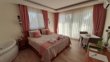 Bộ đồ giường cao cấp, minibar, két bảo mật tại phòng