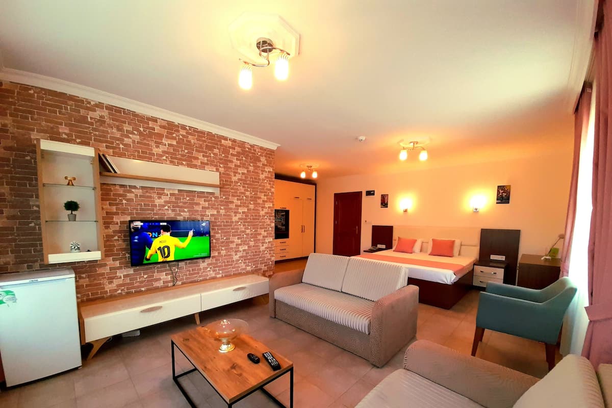 1 bedroom, premium bedding, minibar, in-room safe