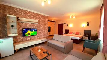 Elite Suite, Jetted Tub | 1 bedroom, premium bedding, minibar, in-room safe