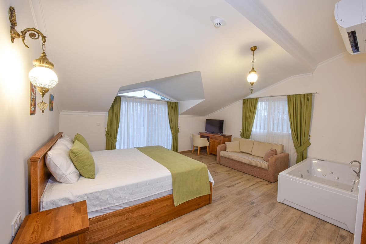 1 bedroom, premium bedding, minibar, in-room safe