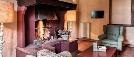 TV, fireplace