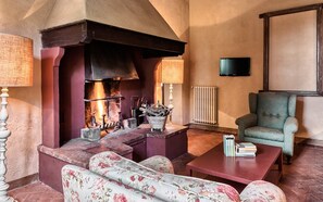 TV, fireplace - "DARIO4" APARTMENT (Castellina in Chianti (SI), Italia)