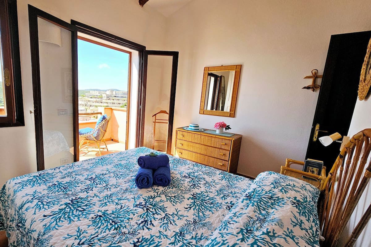 Panoramic Apartment, 3 Bedrooms, 2 Bathrooms, Sea View | 1 bilik tidur, katil bayi/kot (surcaj)