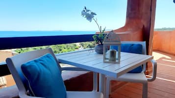 Apartamento superior, terraço, vista para o mar | Terraço/pátio