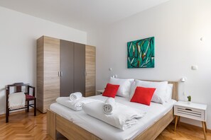 City Apartment | 1 bedroom, premium bedding, memory foam beds, laptop workspace - Sunny City Getaway Close To All (Split)