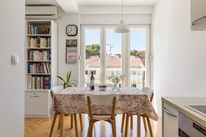 City Apartment | 1 bedroom, premium bedding, memory foam beds, laptop workspace - Sunny City Getaway Close To All (Split)