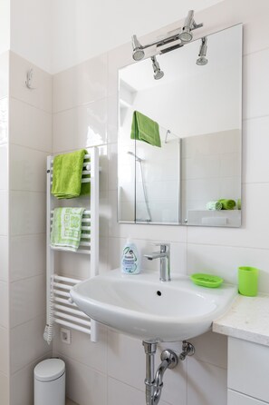 Apartamento urbano | Banheiro | Chuveiro, produtos de toalete grátis, secador de cabelo