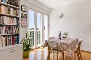 City Apartment - Sunny City Getaway Close To All (Split)