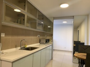 Private kitchen - Near to shopping mall and got shuttle bus to nearest mrt station (Damansara Perdana)