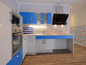 Kühlschrank, Mikrowelle, Ofen, Geschirrspüler