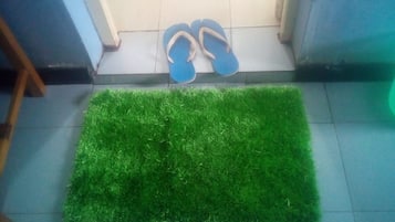 Kamar Single | Fasilitas kamar mandi | Shower, perlengkapan mandi gratis,  dan handuk