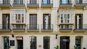 A multi-story building with a coffee shop on the ground floor and a hostel on the second floor. - TOC Hostel Málaga (Málaga)