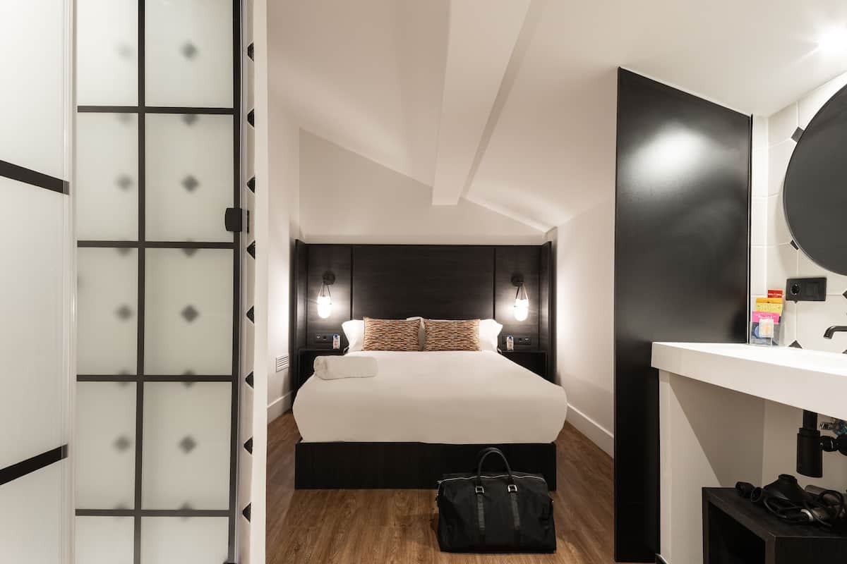 Family Suite (Deluxe) | 1 bedroom, in-room safe, blackout drapes, soundproofing