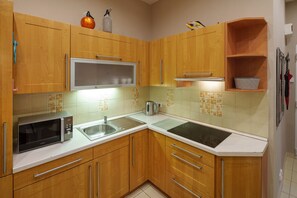 Frigorifero, microonde, forno, piano cottura