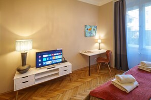 2 bedrooms, in-room safe, desk, iron/ironing board