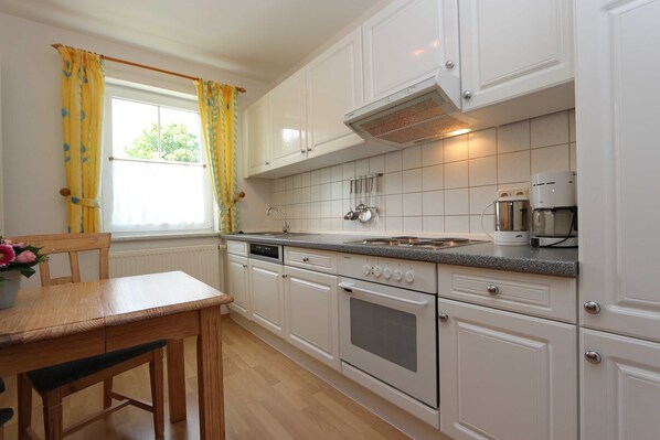 Ovn, opvaskemaskine, højstol