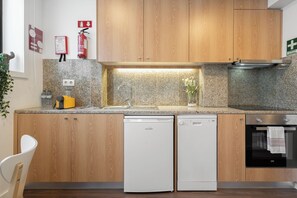 Réfrigérateur, four à micro-ondes, un four, surface de cuisson