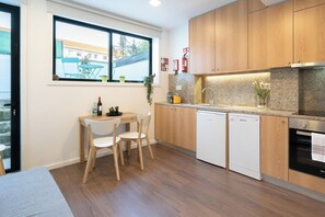 Réfrigérateur, four à micro-ondes, un four, surface de cuisson