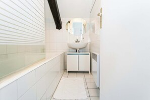 Bathtub, hair dryer, towels, soap - Le Marais - 1BR by Pompidou (Paris)